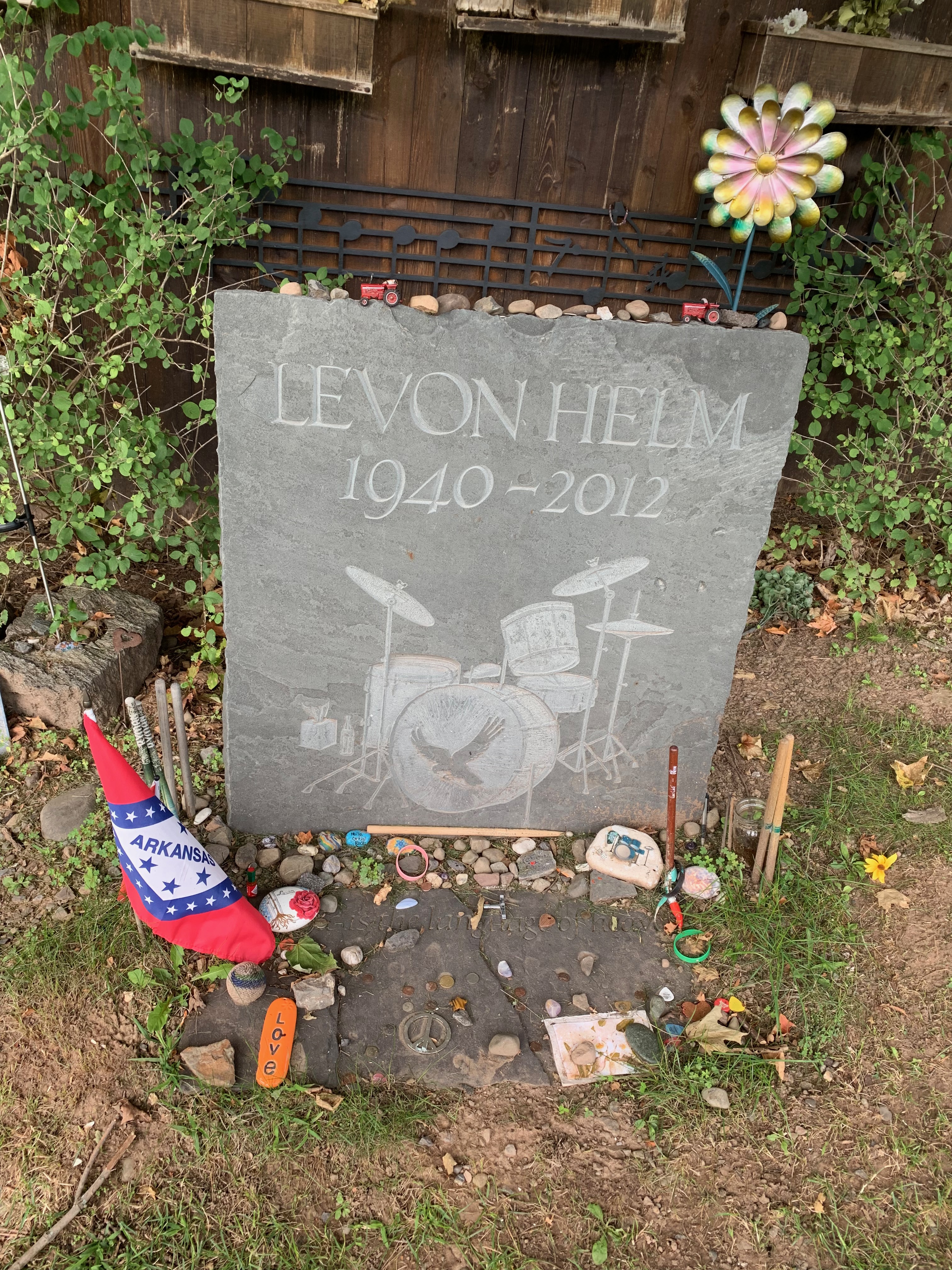 levon-helm-grave